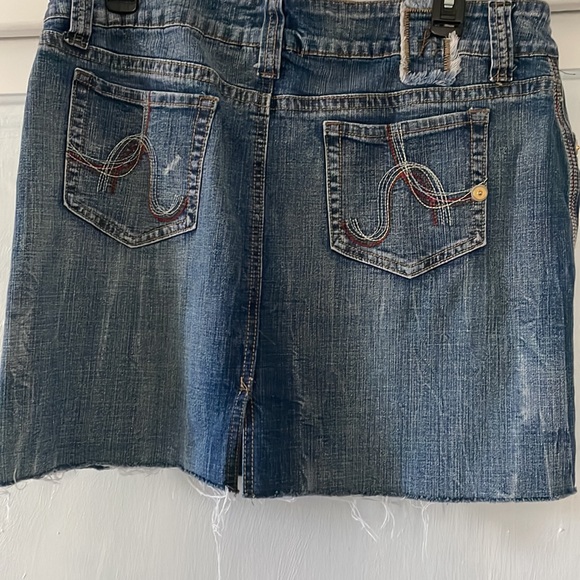 Hydraulic cute frayed denim skirt. - Picture 2 of 2